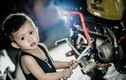 Đáng yêu "thợ sửa xe" 17 tháng tuổi ở Hải Dương
