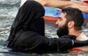 Thiếu nữ Hồi giáo diện Burkini đi bơi gây chú ý 
