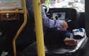 Cảm động hình ảnh tình cha con của tài xế xe buýt 