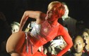 Miley Cyrus độn mông giả lên sân khấu
