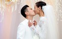 Chồng Việt kiều vất vả hôn Lê Thúy trong tiệc cưới 