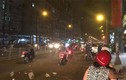 Gió xoáy quật người đi xe máy té ngã ở Sài Gòn