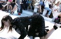 Người mẫu trẻ Bella Hadid ngã chỏng vó trên sàn catwalk