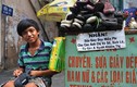Ảnh xúc động: Chàng trai sửa giày miễn phí cho người nghèo Sài Gòn