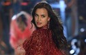 Siêu mẫu ôm bụng bầu vẫn sải bước tại Victoria’s Secret Show