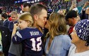 Siêu mẫu Gisele Bundchen hôn chồng sau chiến thắng tại Super Bowl