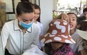 Hồ Ngọc Hà phản ứng khi bị “ném đá” đeo khẩu trang đi từ thiện