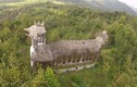 Độc đáo nhà thờ hình con gà khổng lồ giữa rừng hoang