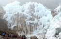 Độc lạ cảnh thác nước bị đóng băng khi đang chảy