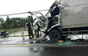 Xe tải 5 tấn văng xuống mương sau tai nạn chết người 