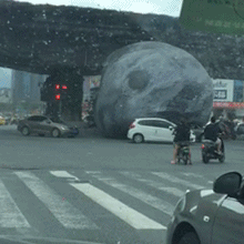 Xem “siêu trăng” rơi xuống Trung Quốc gây náo loạn