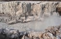 Ngoạn mục cảnh tượng thác nước đang chảy bị đóng băng