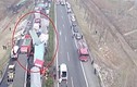 Video: 22 xe tải đâm liên hoàn, nhiều người thương vong 