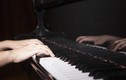 Chơi Piano ban đêm, người đàn ông gặp kết kỳ cục thế này