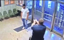 Kỳ quặc người đàn ông lao vào đồn cảnh sát yêu cầu bị bắn 