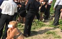 Diện bikini trong đám tang, người phụ nữ được bênh "chằm chặp"