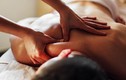 Kỹ năng massage quá tốt, bé gái gặp thảm kịch