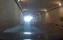Video: 2 ô tô chặn đầu nhau rồi dừng trong hầm chui để nói chuyện 