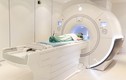 Bác sĩ nghịch điện thoại bỏ quên bệnh nhân trong máy chụp MRI