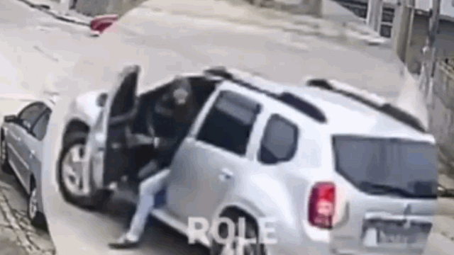 Video: Đi cướp ô tô nhưng không biết lái, thanh niên gặp cái kết khó đỡ
