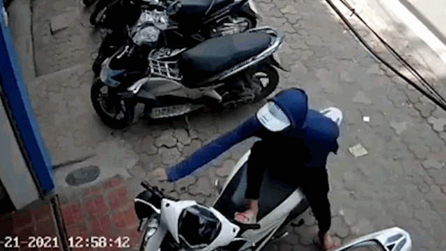 Video: Trộm dùng chân phá khóa, cuỗm SH nhanh như chớp trên phố Hà Nội