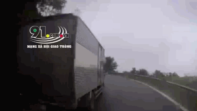Video: Vượt ẩu, xe tải gây họa cho xe máy rồi suýt lao xuống vực