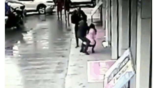 Video: Giật túi xách của cô gái, tên cướp bị “soái ca” đánh bầm dập