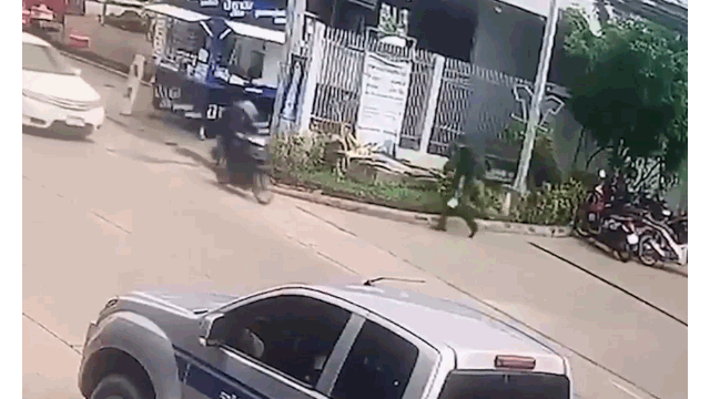 Video: Đang đi đường, nam thanh niên bị nhấc bổng lên không trung 