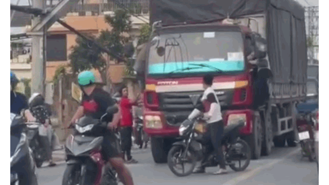 Video: Nhóm thanh niên chặn đầu xe tải, leo lên cabin tấn công tài xế