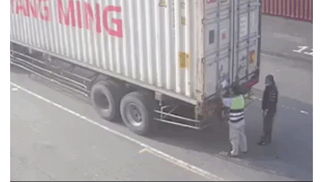 Video: Đứng sau container, người đàn ông bị xe tải tông tử vong
