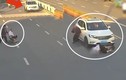 Cố đi nhanh khi đẩy xe lăn sang đường, người phụ nữ gặp nạn 