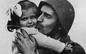 Loạt ảnh xúc động binh sĩ bên con trẻ thời chiến 