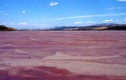 Sự thật không ngờ hồ nước nhuốm đỏ lạ lùng nhất TG 