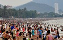 Hàng nghìn du khách đổ về bãi biển Nha Trang