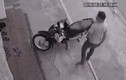 Clip: 5 cô gái sững sờ lao ra khi thấy trộm xe máy