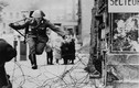 Ảnh: Bất chấp nguy hiểm trèo qua Bức tường Berlin