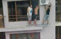 3 người đàn ông lơ lửng ngoài cửa sổ nhà cao tầng để sửa máy lạnh