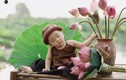 Ngủ gật bên hoa sen, bé trai 8 tháng tuổi khiến dân tình 'lịm tim'