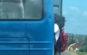 Video: Nữ sinh bám cửa xe khách đang lên dốc ở Lâm Đồng