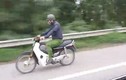 Video: Người mặc trang phục giống cảnh sát phóng xe máy trên cao tốc ở Hà Nội