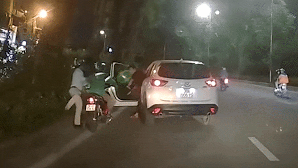 Video: Đuổi theo ôtô nghi gây tai nạn, tài xế grab “ăn gậy” vào đầu