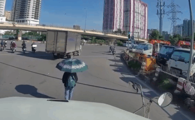 Video: Cô gái đi bộ trước đầu xe container 