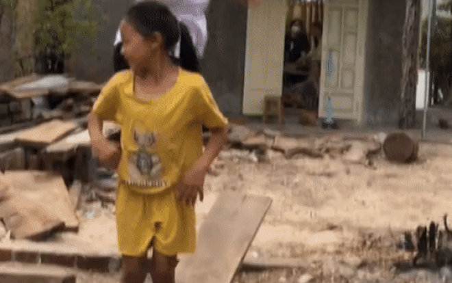 Video: Bé gái "bay như chim" khi chơi bập bênh cảm giác mạnh 