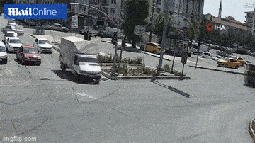 Video: Va chạm xe, tài xế bị hất văng ra khỏi cửa sổ