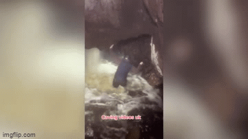 Nước tràn nhanh vào trong hang động, cả nhóm thám hiểm suýt mất mạng