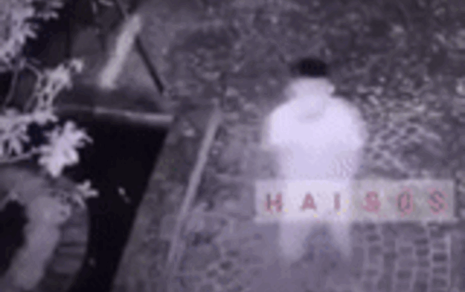 Video: Tên trộm cúi đầu tạ tội với gia chủ rồi cuỗm xe máy