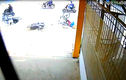 Clip học sinh phóng xe máy đâm trúng người phụ nữ ngược chiều 