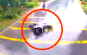 Video: Thót tim cảnh xe máy trượt bánh ngay đầu xe tải 