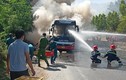 Phú Yên: Xe giường nằm bốc cháy dữ dội