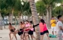 Lại thêm nhóm nữ du khách cởi áo chơi team building ở Hạ Long